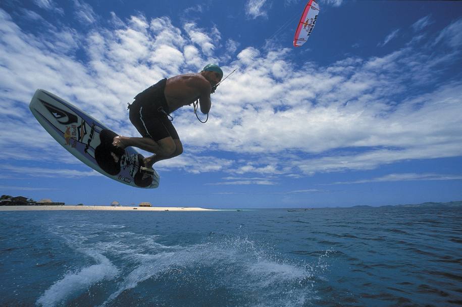 Il vento la fa da padrona nella pratica del kite surf, ma la tavola rimane una costante. (Getty Images)